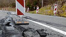 Der böschungsseitige L170-Straßenbereich bricht ab und es entstehen Spalten in der Deckschicht. Bild: Stefan Limberger-Andris