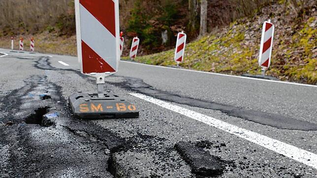 Der böschungsseitige L170-Straßenbereich bricht ab und es entstehen Spalten in der Deckschicht. Bild: Stefan Limberger-Andris