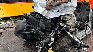 Nur noch ein Schrotthaufen ist von dem Skoda übrig, der in Aristau um Kanton Aargau in einen Postbus gekracht ist.