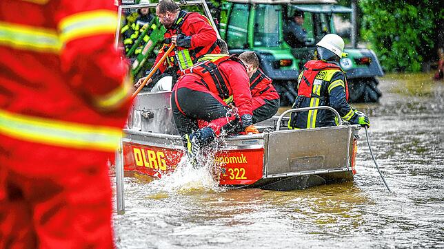 DLRG-Helfer im Einsatz im bayerischen Flutgebiet. Vom Rhein über Oberschwaben bis Bayern gab es solche Bilder tausendfach.