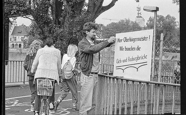 (Archivbild) Stadtrat Peter-Müller-Neff setzte sich im September 1989 nachdrücklich für den Bau der Fahrrad- und Fußgängerbrücke ein. ...