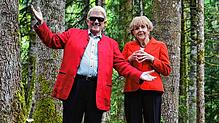 Volksmusik-Ikone Heino mit Merkel-Doubel Marianne Schätzle bei den Dreharbeiten zu „Holla die Waldfee“.