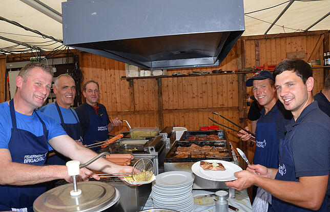 Die heiße Grillmannschaft der Feuerwehr.