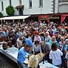 Szene vom Fassanstich zur Eröffnung des Stadtfestes 2019. Dicht gedrängt stehen Besucher an, um sich Freibier oder Markdorfer Wein ...