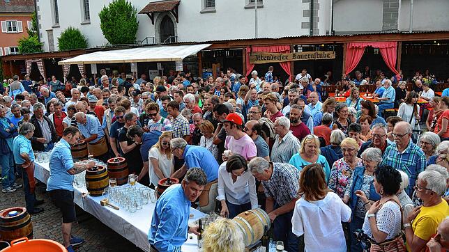 Szene vom Fassanstich zur Eröffnung des Stadtfestes 2019. Dicht gedrängt stehen Besucher an, um sich Freibier oder Markdorfer Wein ...