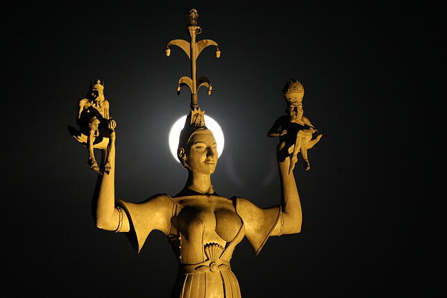 Die Imperia trägt zwei nackte Männlein, den Papst und Kaiser, auf ihren Händen.