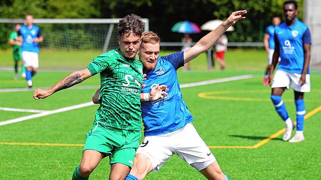 Yannick Slawig (links) vom TSV Aach-Linz beim Hinspiel-Duell und Maximilian Bienger (rechts)
