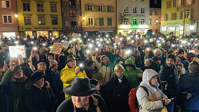 Bild 18: Mehr als 700 Menschen demonstrieren für mehr Menschlichkeit und Toleranz