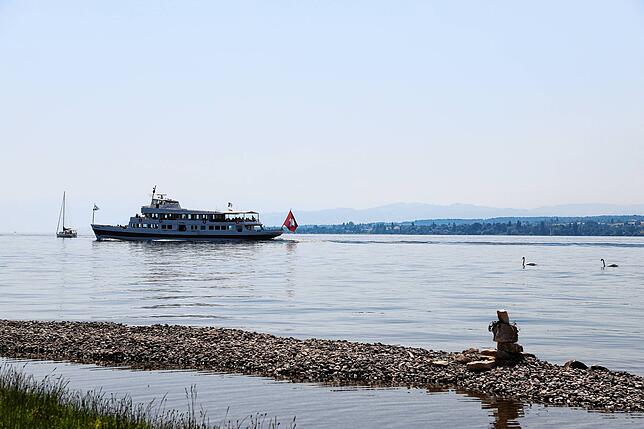 Die Steintürme in der Schmugglerbucht wurden vom Hochwasser alle weggespült. Nach der Öffnung des Seeuferwegs steht nun der Erste wieder.