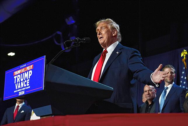 Der republikanische Präsidentschaftskandidat und ehemalige Präsident Donald Trump spricht bei einer Wahlparty.