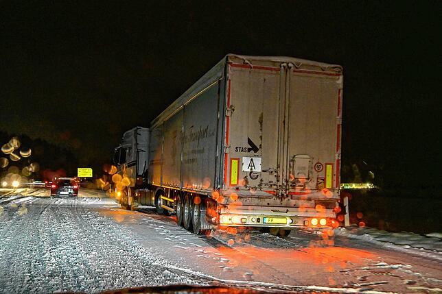Auch viele Lastwagen erwischt es, sie steckten mit ihren Sommerreifen fest. Dieser steht in Höhe Abfahrt Mönchweiler.