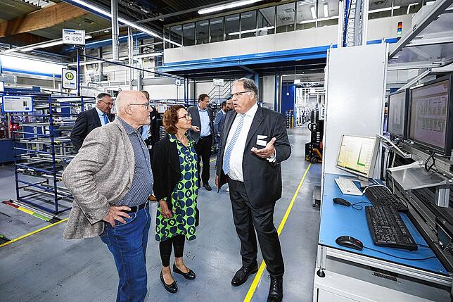 Michael Schwabe (rechts) zeigt der Grünen-Landtagsabgeordneten Dorothea Wehinger und Baden-Württembergs Verkehrsminister Winfried ...