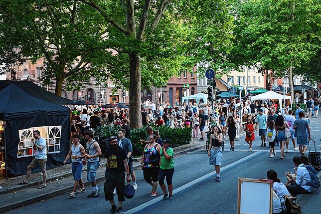 Bild 15: Die Massen strömen zum großen Flohmarkt. Hier gibt‘s die Fotos aus Konstanz