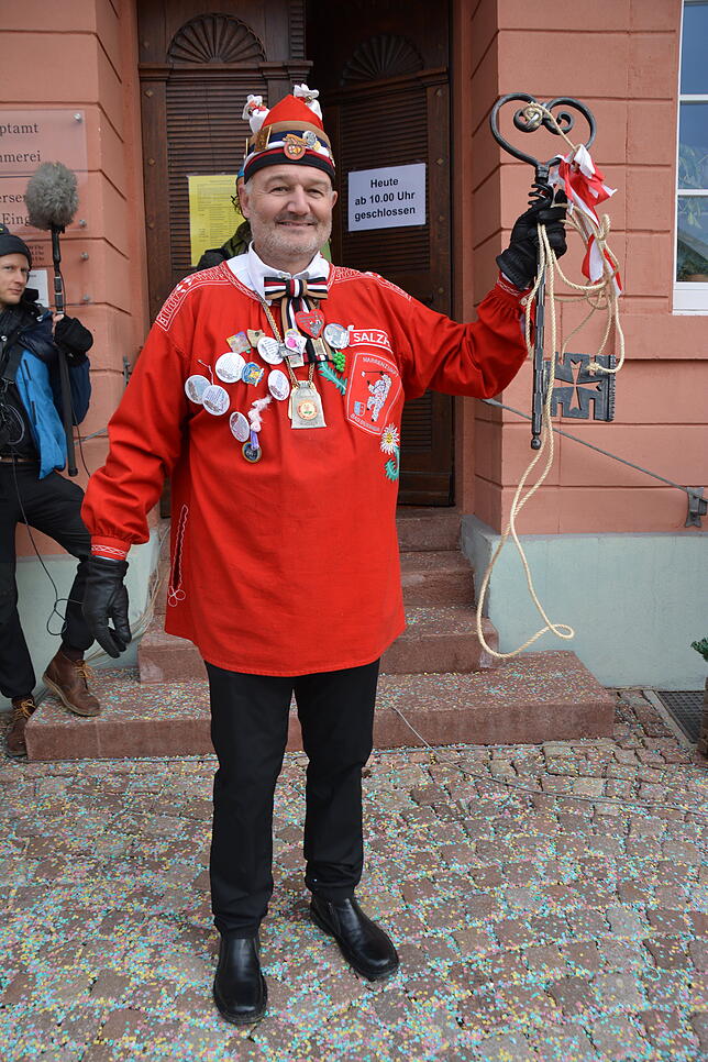 Nach langem Hin und Her zwischen Narren und Bürgermeister ist der Rathausschlüssel endlich in Narrenhand und wird von Zeugwart Jürgen ...