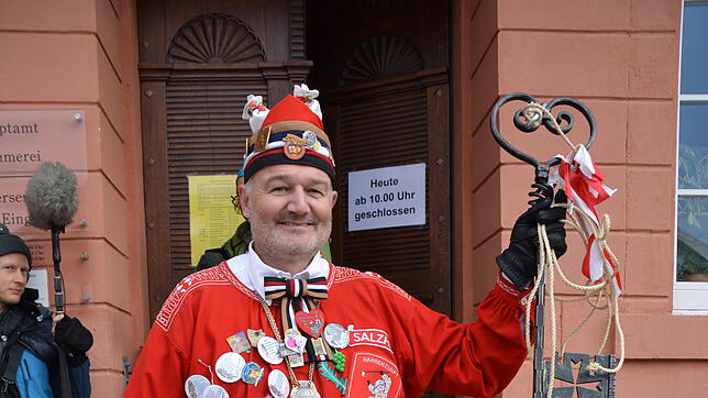 Nach langem Hin und Her zwischen Narren und Bürgermeister ist der Rathausschlüssel endlich in Narrenhand und wird von Zeugwart Jürgen ...