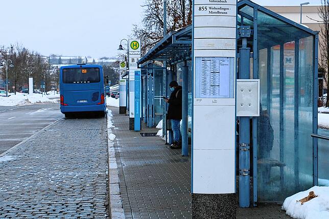 Wenig los ist am Busbahnhof in der Mittagszeit während der Schulschließung.
