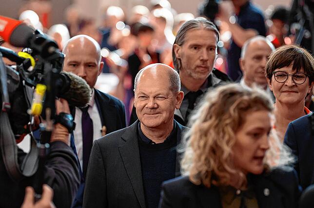 Bundeskanzler Olaf Scholz (M, SPD) betritt das Messegelände auf dem der Landesparteitag der SPD Baden-Württemberg stattfindet.