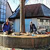 Klaus Wohlfahrt und Erwin Elstner von der Überlinger Firma Kreaholz errichten die Holzkonstruktion.