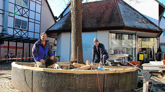 Klaus Wohlfahrt und Erwin Elstner von der Überlinger Firma Kreaholz errichten die Holzkonstruktion.