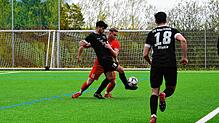 Keine Tore fielen im Duell zwischen dem FC Pfaffenweiler (Lars Rohrer, Mitte) und der SG Marbach/Rietheim (Pascal Richter, links, und ...