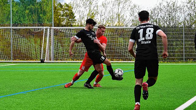 Keine Tore fielen im Duell zwischen dem FC Pfaffenweiler (Lars Rohrer, Mitte) und der SG Marbach/Rietheim (Pascal Richter, links, und ...