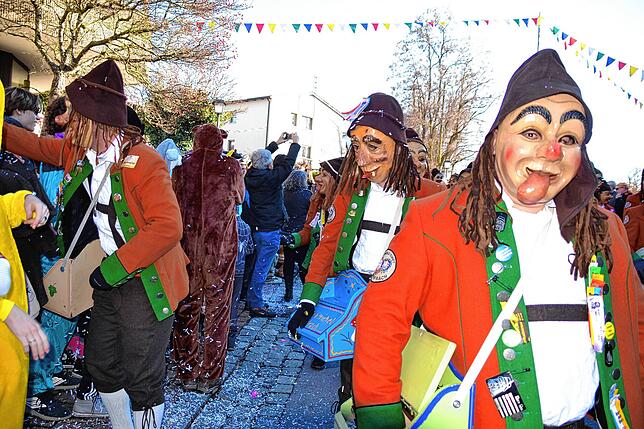 Bild 18: Bilder vom Narrenbaumsetzen mit vorangegangenem Umzug in Daisendorf