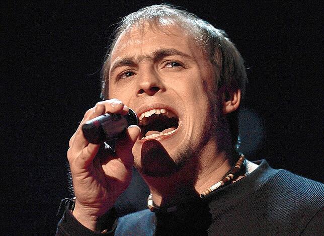 Max Mutzke singt beim Eurovision Song Contest 2004 in Istanbul, wo er 8. wurde.