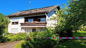Zwei Menschen werden beim Brand eines Wohnhauses in Albbruck am 29. April verletzt.