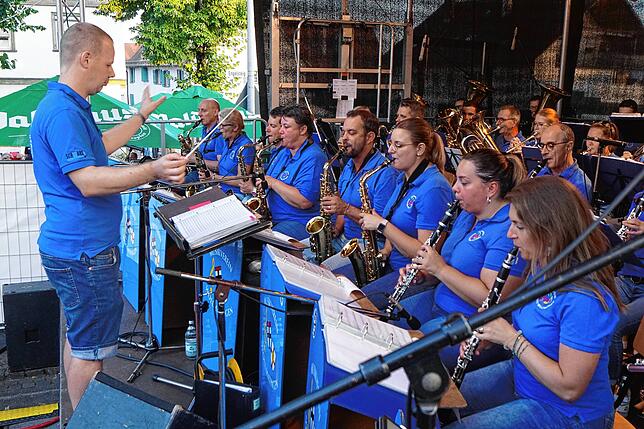 (Archivbild) Dirigent Florian Kunemann führt 2024 den Musikverein Wollmatingen durch den Eröffnungsabend des Dorffests.