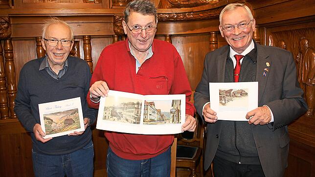 Die Autoren Dieter Stein (links) und Armin Kienzler präsentieren mit Bürgermeister Gallus Strobel ihren dritten Bildband Unser Triberg ...