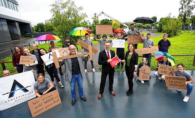 Lasst uns nicht im Regen stehen, lautet die eindringliche Bitte des Athletikclubs Konstanz: Deren Vorsitzende Cosima Cornelius (Mitte) ...