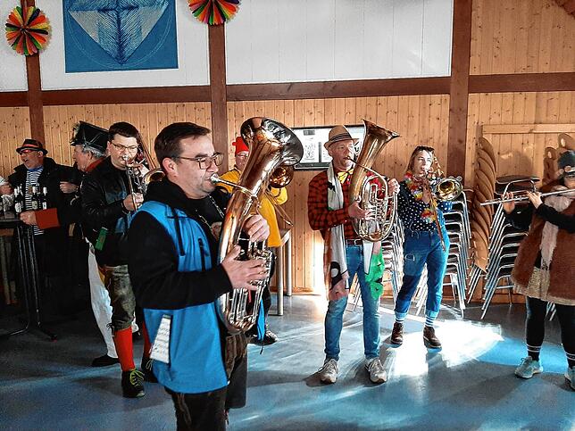 Nach der Absetzung des Rathaus-Teams wird jetzt im Feuerwehrhaus in Wittenhofen zünftig gefeiert.