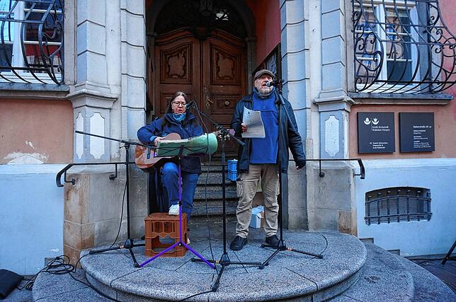 Raimund Huber und Anne Thaten aus Laufenburg bei ihrem Auftritt bei der Kundgebung.