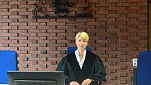 Am Richtertisch im großen Gerichtssaal am Amtsgericht Bad Säckingen verhandelt Stefanie Hauser regelmäßig als Vorsitzende des ...