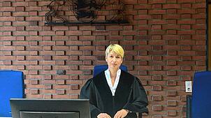 Am Richtertisch im großen Gerichtssaal am Amtsgericht Bad Säckingen verhandelt Stefanie Hauser regelmäßig als Vorsitzende des ...