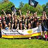 Die jubelnden Spielerinnen des FC Wolterdingen nach Pokalübergabe.