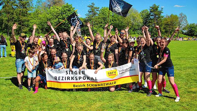 Die jubelnden Spielerinnen des FC Wolterdingen nach Pokalübergabe.