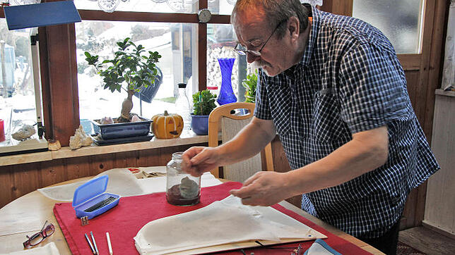 Der Häsmaler Sebastién Gambin (oben) fertigt in Handarbeit ein traditionelles Narrenhäs der Villinger Narrozunft. Nach vielen Stunden ...