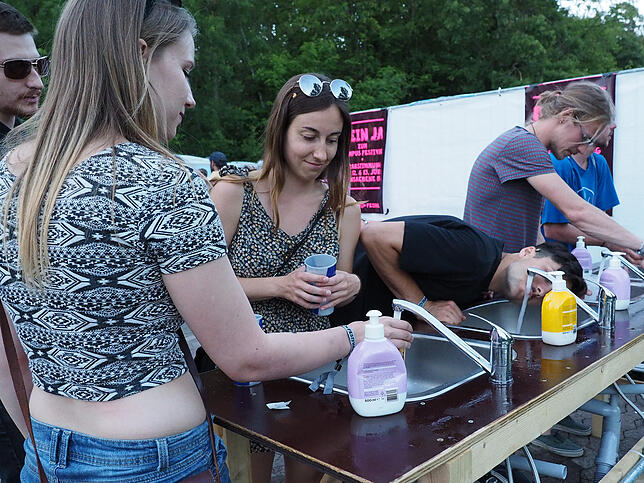 20:38 Uhr: Goldene Festival-Regel Nummer eins: viel trinken! Gut, dass es Zapfstellen für kostenloses Trinkwasser gibt (wenn auch in ...