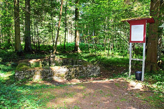 Der römische Gutshof &bdquo;Altstadt&ldquo; mit Altarstein.