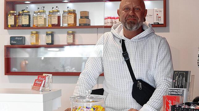 Ralf Granacher ist positiv überrascht von der Qualität der neuen Tätowierfarben. Allerdings sind die neuen Farben teurer.