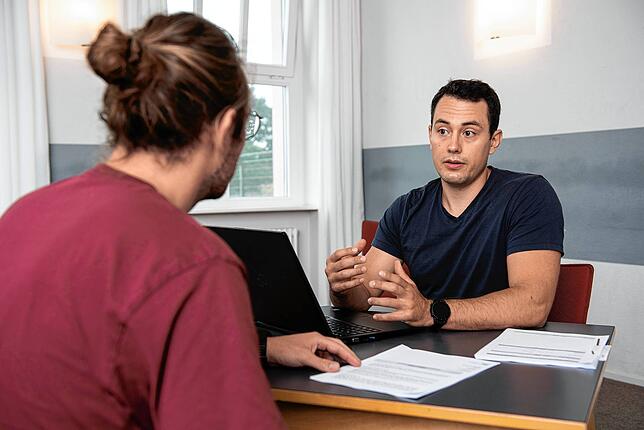 Dissertant Matthias Burghart (rechts im Bild) von der Uni Konstanz bei der Befragung eines Patienten.