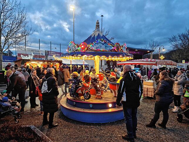 Der Weihnachtsmarkt war sehr auf Familien ausgelegt. Unter anderem gab es auch ein kleines Karussell für die Kinder.