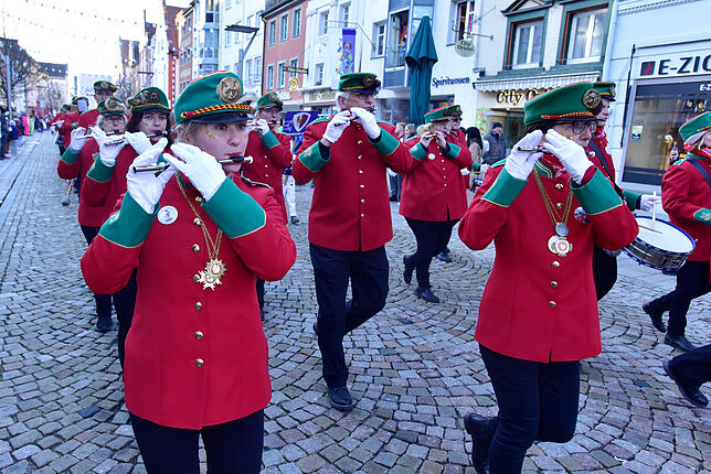 Bild 7: Die Katzenmusik marschiert in die Villinger Innenstadt ein