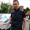 Mit solchen Steinen – wie hier Geschäftsführer Steffen Albert zeigt – wird nachts auf die Autos auf der Ausstellungsfläche des ...