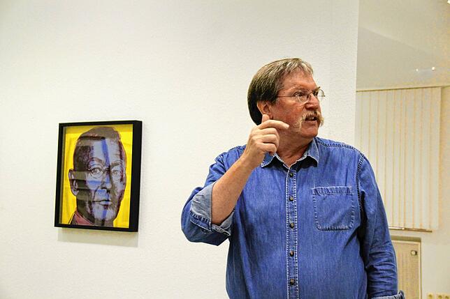 Wendelin Renn vor der Hesse-Lithografie, die Andy Warhol 1984 im Auftrag des Suhrkamp-Verlags anfertigte.