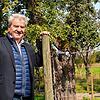 Der ehemalige Landrat Frank Hämmerle vor einem seiner alten Birnenbäume in Allensbach. Aus diesen Früchten brennt er zusammen mit Martin ...