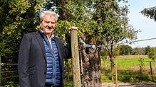 Der ehemalige Landrat Frank Hämmerle vor einem seiner alten Birnenbäume in Allensbach. Aus diesen Früchten brennt er zusammen mit Martin ...