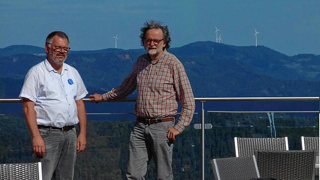 Blick vom Blauen in Richtung Rohrenkopf bei Gersbach: Georg Hoffmann aus Schliengen (v.l.) und Peter Schalajda aus Hasel von der ...