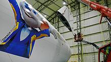 Langsam und unter genauer Beobachtung aus mehreren Richtungen wird das Seitenleitwerk – sozusagen die Rückenflosse des neuen Zeppelins – ...